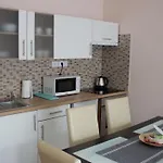 Broadway B3 *